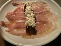 生ハムスライサーで切り立ての生ハムと自家製チーズと旬(メロン、イチジク、柿)のフルーツを合わせて提供させて頂きます。