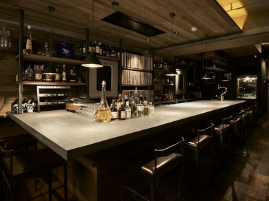 カウンターは、ゆったり広め深夜のバー利用可能です。