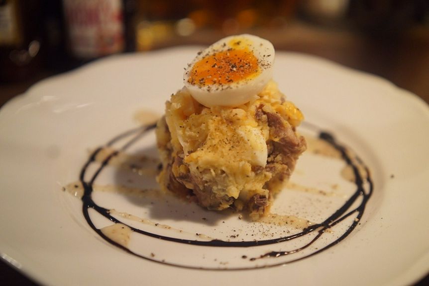 軽くスモークしたサバと半熟卵のポテトサラダ
