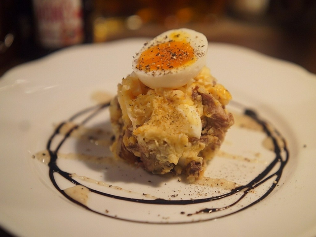 軽くスモークしたサバと半熟卵のポテトサラダ