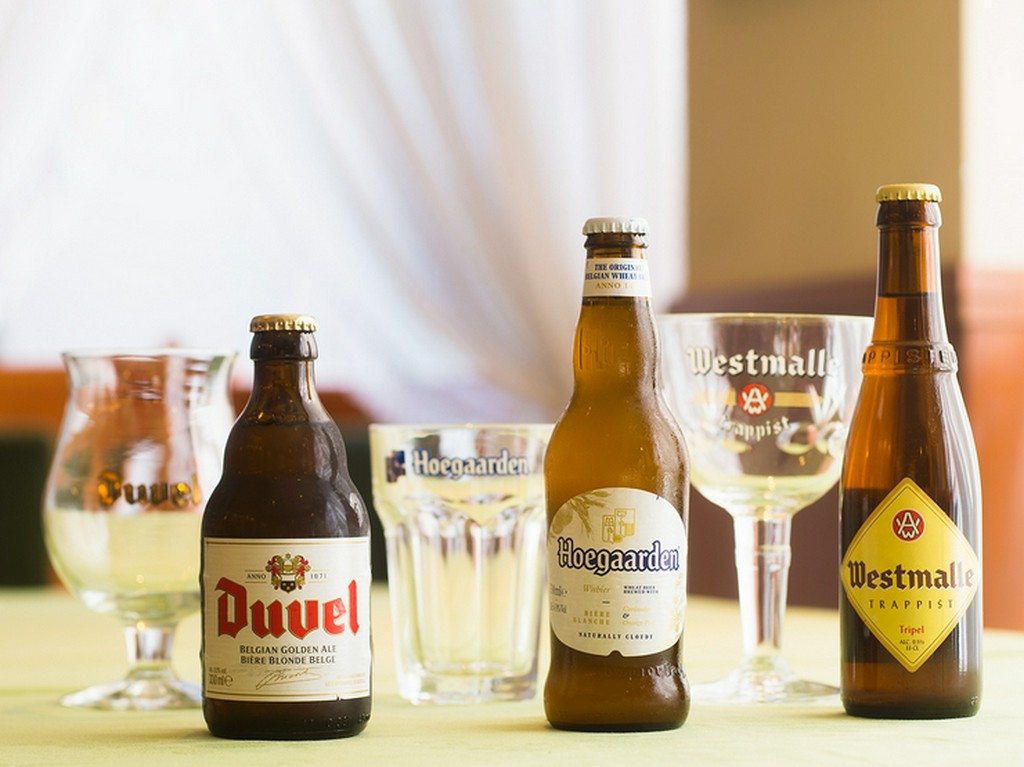 ベルギービールの品揃えは常時60種。料理に合わせて選べます