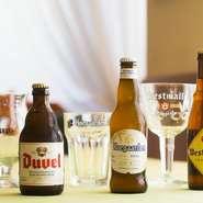 見た目も味わいも多種多様なベルギービール。ピルスナー、ホワイトビール、レッドビール、ブラウンビール、ランビック、修道院でつくられるトラピストビールまで。種類に合わせた専用グラスで提供してくれます。