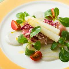 春から初夏の限定料理『ホワイトアスパラガスの冷製 生ハム添え』
