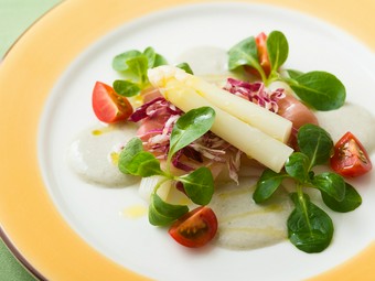 春から初夏の限定料理『ホワイトアスパラガスの冷製 生ハム添え』