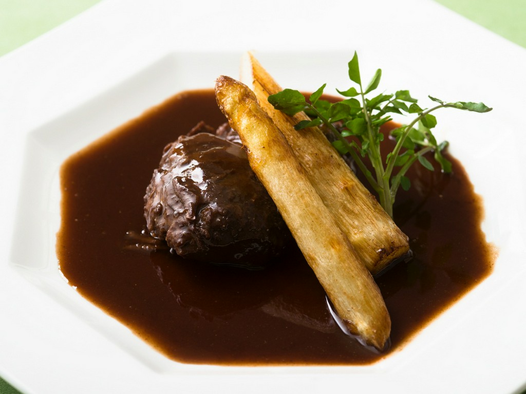 シンプルだからこそ料理人の腕を感じる『豚頬肉の赤ワイン煮込み』