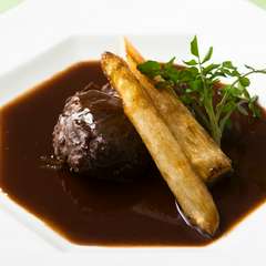 シンプルだからこそ料理人の腕を感じる『豚頬肉の赤ワイン煮込み』