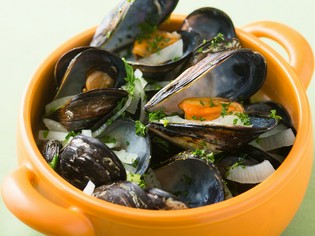 ベルギーで最も愛される郷土料理『ムール貝の白ワイン煮』