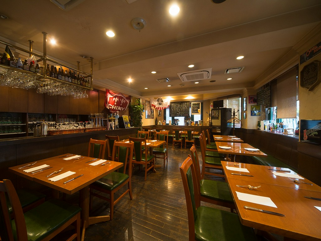 １階のブラッスリーでは、ベルギービールが気軽に楽しめます