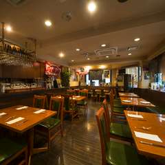 １階のブラッスリーでは、ベルギービールが気軽に楽しめます