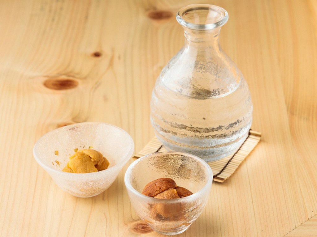 季節の鮮魚に合う日本各地の地酒が揃い、プレミア酒なども！