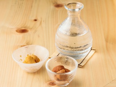 季節の鮮魚に合う日本各地の地酒が揃い、プレミア酒なども！