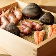 店長が毎日、すぐ隣の場内市場に赴き、その時季最高の魚介を厳選仕入れ。味わいの素晴らしさに加え、仕入れた素材をすぐネタにできるので、生の持ち味を堪能できます。ネタケースから、お好みのものを気軽にどうぞ！