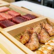東京屈指のグルメスポット・築地場外市場にあり、築地散策時のランチ・ディナーに格好の鮨店。ネタはその日の朝、隣の場内市場で仕入れた新鮮なものばかり。初めてでも気軽に楽しめる雰囲気で、自然体で楽しめます。