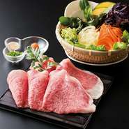 宮崎牛の味わいを、ダシの旨味を含んだ、なめらかな舌触りのしゃぶしゃぶで。鉄板焼きとはまた一味違う美味しさに至福のひと時です。