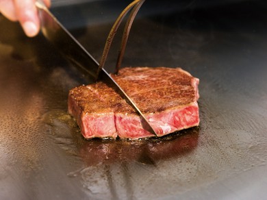 上質な肉の旨味を存分に味わう『宮崎牛鉄板焼きコース　各種』