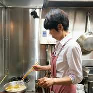 気さくなおかみが切り盛りする店。女性一人の来店でも、ランチ・夜を問わずリラックスして過ごせます。