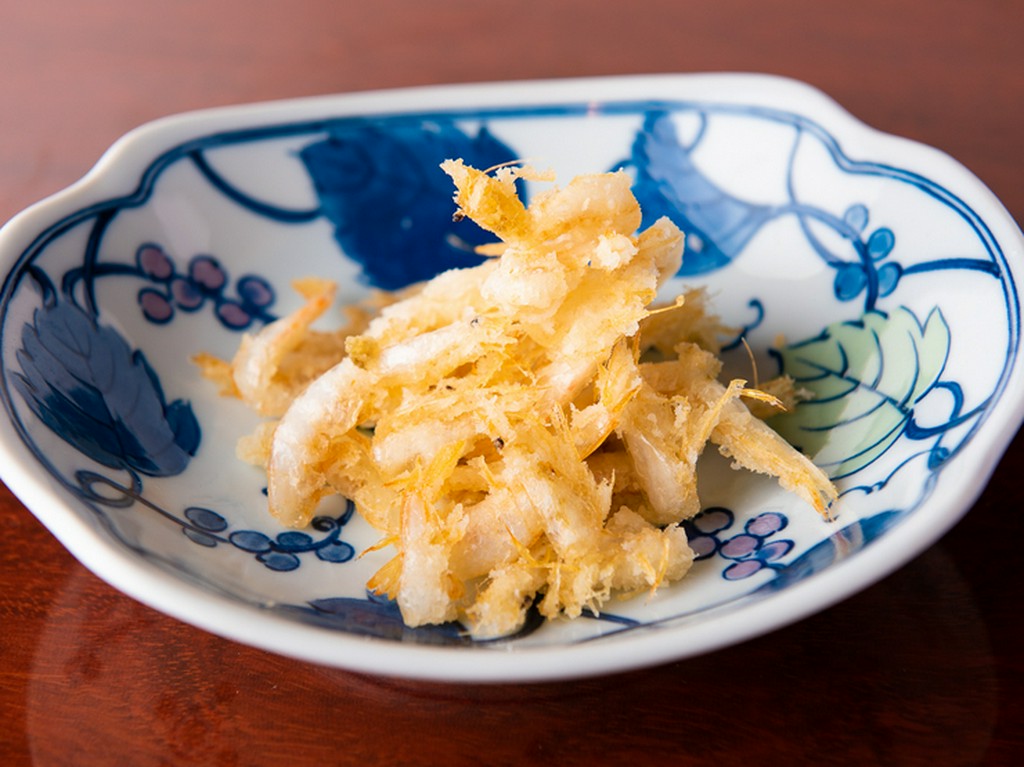 富山から直送された白海老を米油でカラッと唐揚げに！