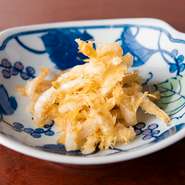 『富山産白海老の唐揚げ』はカタクリ粉をまぶし、ヘルシーな米粉でカラッと素揚げしたグルテンフリーの一品。殻付きでそのまま食べられます。富山・新湊漁港からの直送なので、繊細で深い味わいが堪能できます。