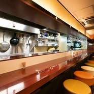 カウンター10席のみの店内は、一人で来店してもくつろげる雰囲気が好評。食事に専念するもよし、スタッフと楽しく会話するもよし。お酒も豊富なので、昼夜を通して居心地のいい空間です。