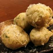 青海苔の風味がいい!!　ピザ生地に青海苔を練り込んで揚げてます