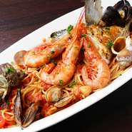 旬の海鮮素材の甘みを凝縮したソースが自慢です。パスタの王道ともいえるトマトソースと海の幸の組み合わせをご賞味ください。