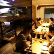 シェフが手掛ける美しい料理をゆったりと味わうことができるビストロ。隣席を気にせず過ごすことができる個室も完備されており、親睦を深め合いながら料理やワインをじっくりと堪能できます。
