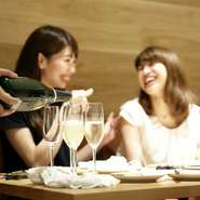 　丁寧につくり上げられたフレンチはおしゃれ女子の心をくすぐります。2階のローテーブルは、自宅で過ごすようなリラックスモードに浸れそう。カジュアルフレンチを味わう贅沢な大人女子会にオススメ。