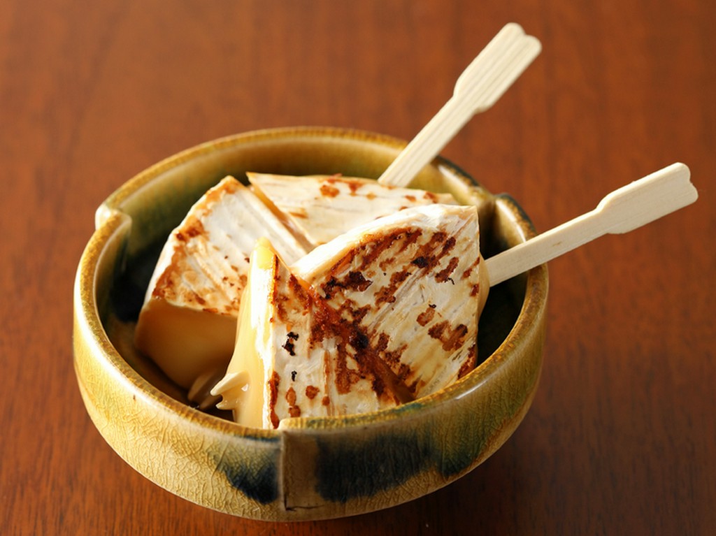 お酒のおつまみに最適！『カマンベールチーズのかえし漬け（串焼き）』