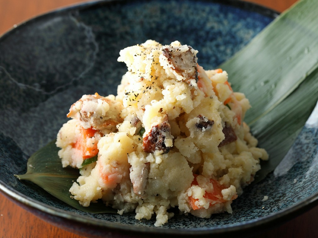 素材感満点！ 人気のオリジナルポテサラ『燻製もち豚のポテトサラダ』