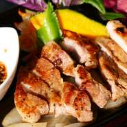 沖縄の自然と人の愛が育んだ格別の食材。テレビ・メディアでも多数紹介されております。今話題の沖縄県産豚肉です！