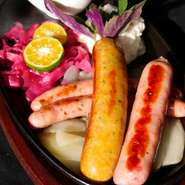沖縄を代表する食材が詰まったソーセージ3種類を鉄板焼きに。特に「紅あぐー豚」の、甘くて旨いジューシーな肉汁の香ばしさは絶品！お酒のおつまみにも◎