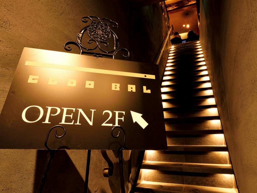  細い階段を上がっていくと現れる、お目当てのダイニング＆バー