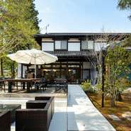 風格のある古民家と広々としたテラス席がゲストを出迎える【くつかけステイ中軽井沢】。軽井沢の爽やかな空気に包まれた憩いの空間で会席料理をモチーフとした御膳や一品料理がカジュアルに楽しめます。