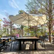 開放感のある広々としたテラス席は、ママ会など、女性同士の集まりにもオススメ。のびのびとしたロケーションの中でゆったりと料理に舌鼓、日常を離れたスペシャルな時間が期待できます。