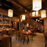 古民家の重厚な面構えに和の風情を感じるエントランス。一歩店内に足を踏み入れれば、JAZZの流れる洒落た空間が広がります。夜は信州の地酒と酒肴に舌鼓、大人の時間が楽しめます。