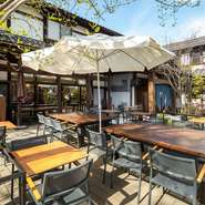 愛犬家に人気の軽井沢ですが、わんこと一緒に食事ができる和食店は限られます。
ゆったりとテラス席で美食の時間を家族みんなんで楽しめます。