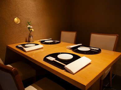 接待や会食、ご家族の祝い事、さまざまな集りに向く個室を完備