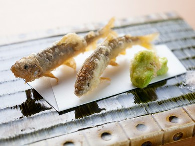 ふんわり優しい食感、繊細かつ重層的な味に驚く『稚鮎の天ぷら』　※コースの一品。季節に応じて変更あり