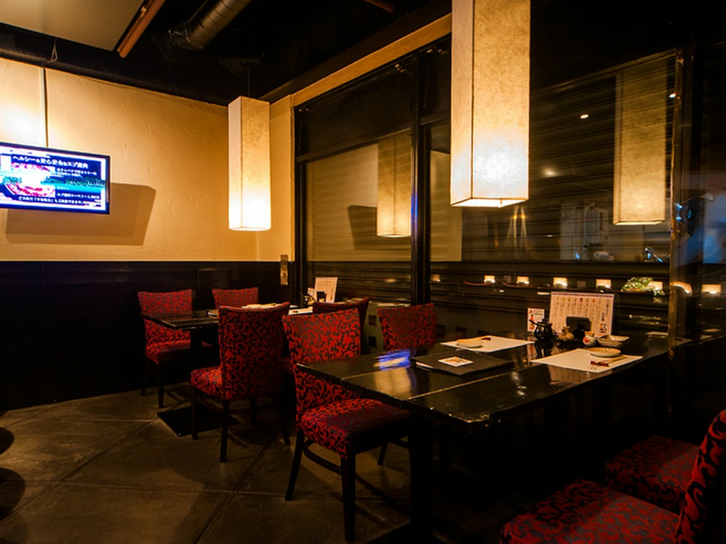 夜のすすきのの街を見ながら楽しいお食事を！