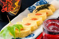 当店の常連様が必ずと言っていいほど注文する人気メニューです。出汁のきいた玉子と明太子のピリ辛さが絶妙に合い、一度食べると病みつきになります。他にも、ネギ納豆や、甘い玉子焼きもございます。