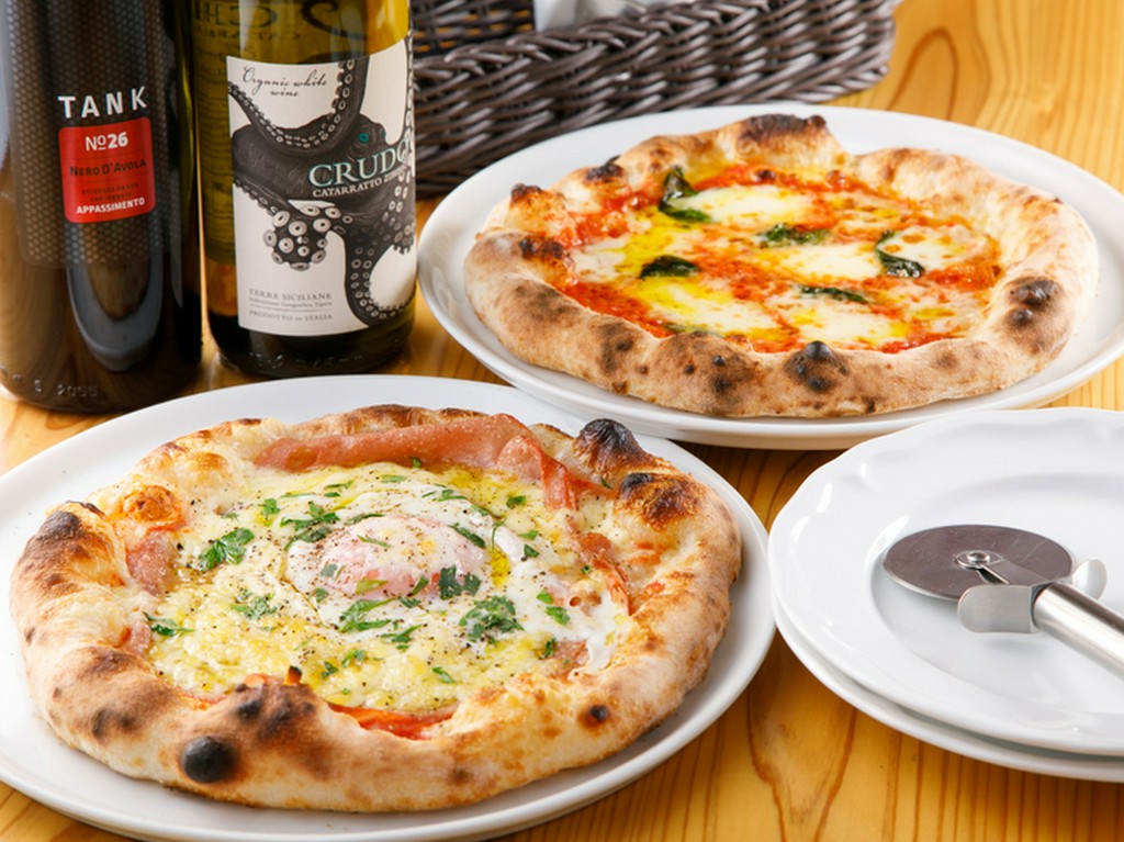ナポリ風の窯焼きピッツァ『モッツァレラのマルゲリータ』と『モルタデッラソーセージと半熟卵のピッツァ』