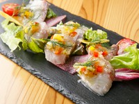 名古屋の中央市場で買い付ける新鮮な魚を使用。その日の仕入れにより魚の種類は変わり、さっぱりとした酸味のあるソースが素材の美味しさを引き立てます。彩り豊かな野菜と一緒にどうぞ。