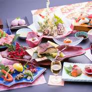 春にはぜひとも訪れたい、旬の食材を活かした華やかな料理と桜の木に囲まれた【四季荘】。会席コースやパーティービュッフェコースなど、様々なプランも用意されています。