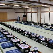 大人数でのお集まりは四季荘にお任せください！
旬の食材を活かした華やかな会席料理でお集まりの席を華やかに盛り上げます。
最大収容120名様の宴会場も完備しておりますので是非ともご利用ください。