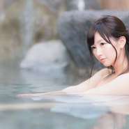 【四季荘】の温泉は、「日本三美人の湯」と言われる湯の川温泉。しっとりと柔らかな温もりに包まれながら温泉を満喫し、総料理長厳選の食材を匠の技で彩り豊かに調理された逸品をいただきます。