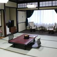 四季荘では3名様より個室でのお食事をご利用いただけます。落ち着きのある和室でのんびりとお過ごし下さい。
