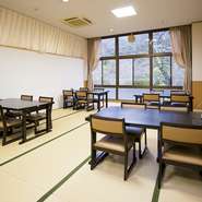 椅子を使うことによって、年配の方からも「立ち居が楽」と好評。そのため、二世代・三世代家族も多く訪れています。各年代に合わせた料理をつくることで、小さなお子様にも喜んでもらえます。