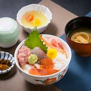 レストランの人気メニュー【海鮮丼】！鮮度に拘った厳選食材を使用しております。