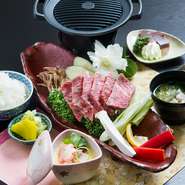 一番人気のロースステーキ御膳はお客様でお好みに焼いていただくスタイルでご提供しております。柔らかいお肉ですのでお子様から年配のお客様まで幅広く人気です。