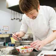 お客様のご要望に合わせながら料理を提供し接客を行います。例えば、年代や性別に応じて配膳の仕方に緩急を付けたり、おもてなしの方法を変えていくなど…。お客様に寄り添う接客を心がけています。